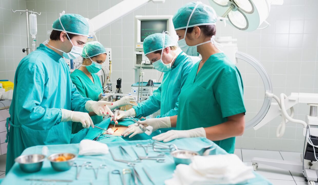 Cerrahlar bir adamın penisini büyütmek için ameliyat gerçekleştirir